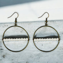  Round Metal and Pearl Earring